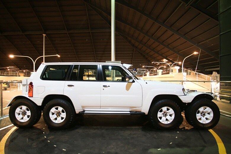 Ele também é conhecido por ser famoso em gastar a fortuna de sua família de forma bastante peculiar