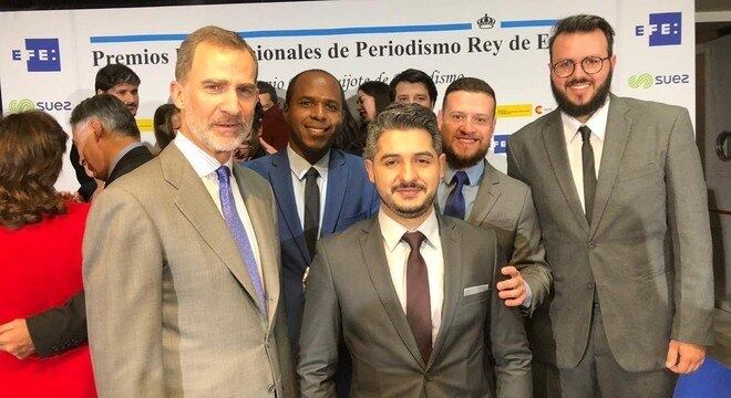 Rei Felipe VI (à esq.) na entrega do prêmio à equipe do Câmera Record em Madri