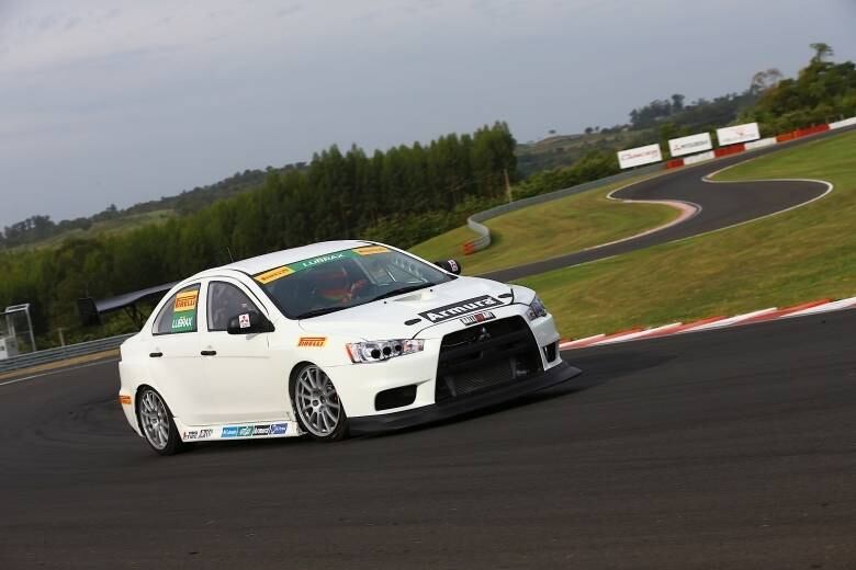 A equipe da divisão de competição equipou a máquina com um motor 2.0 turbo de 340 cavalos