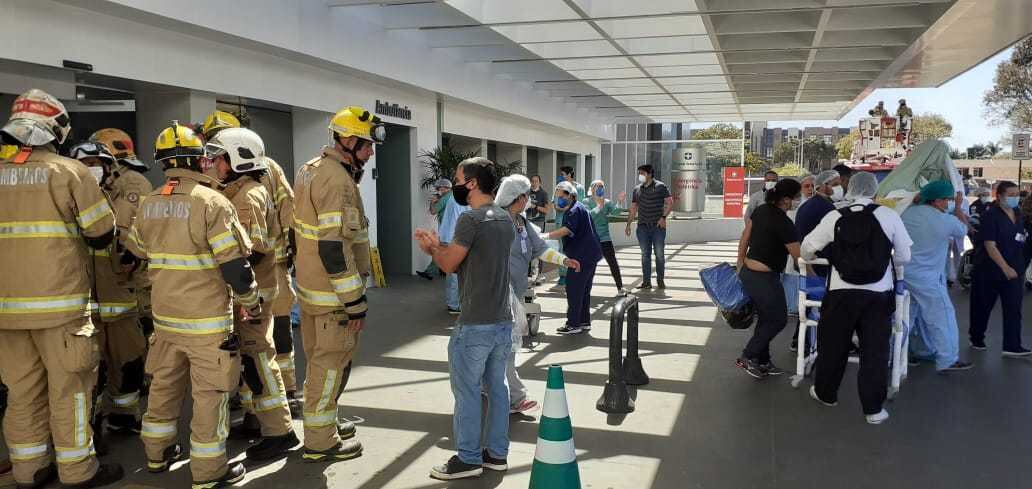 De acordo com os bombeiros, o incêndio começou no 5º andar do edifício, possivelmente na casa de máquinas.Ainda não se sabe o que motivou o início das chamas, mas funcionários desconfiam que tenha sido um curto-circuito