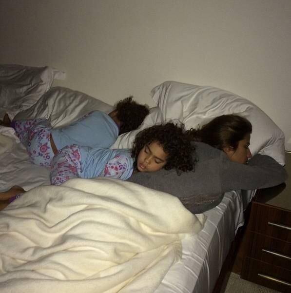 Ronaldo Fenômeno abriu sua intimidade no Instagram e revelou que as filhas Maria Alice e Maria Sophia invadiram a sua cama e ainda aproveitaram da noiva do pai, Paula Morais.

— Bom dia! Travesseiro da #MS @paulagmorais Cama ficou pequena!