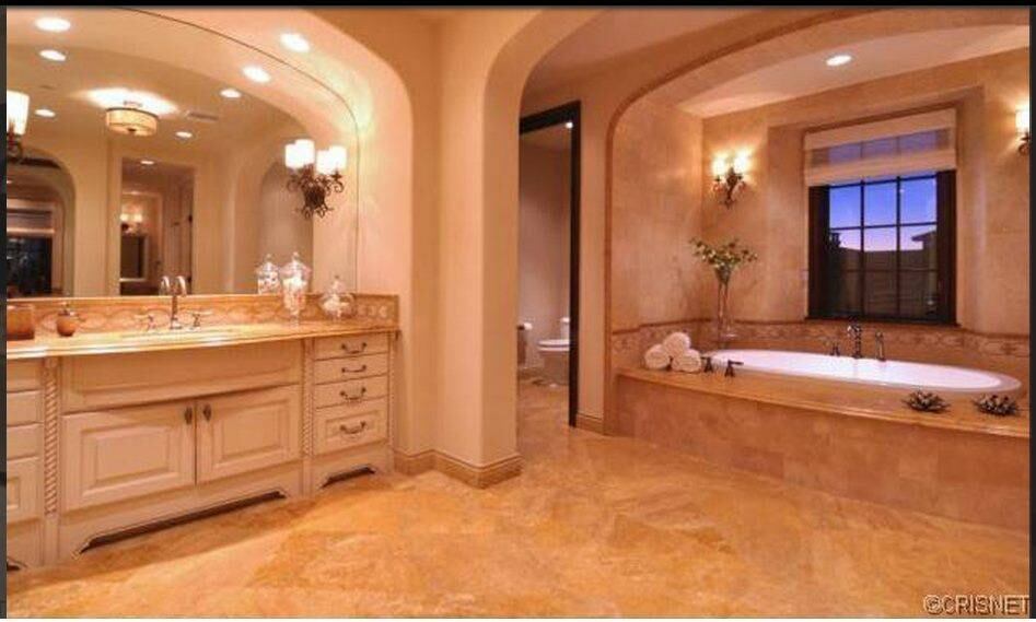 

A residência tem seis quartos, um elevador, várias garagens,
piscina e casa exclusiva para convidados