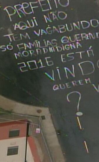 Os invasores deixaram uma mensagem para o prefeito Eduardo Paes