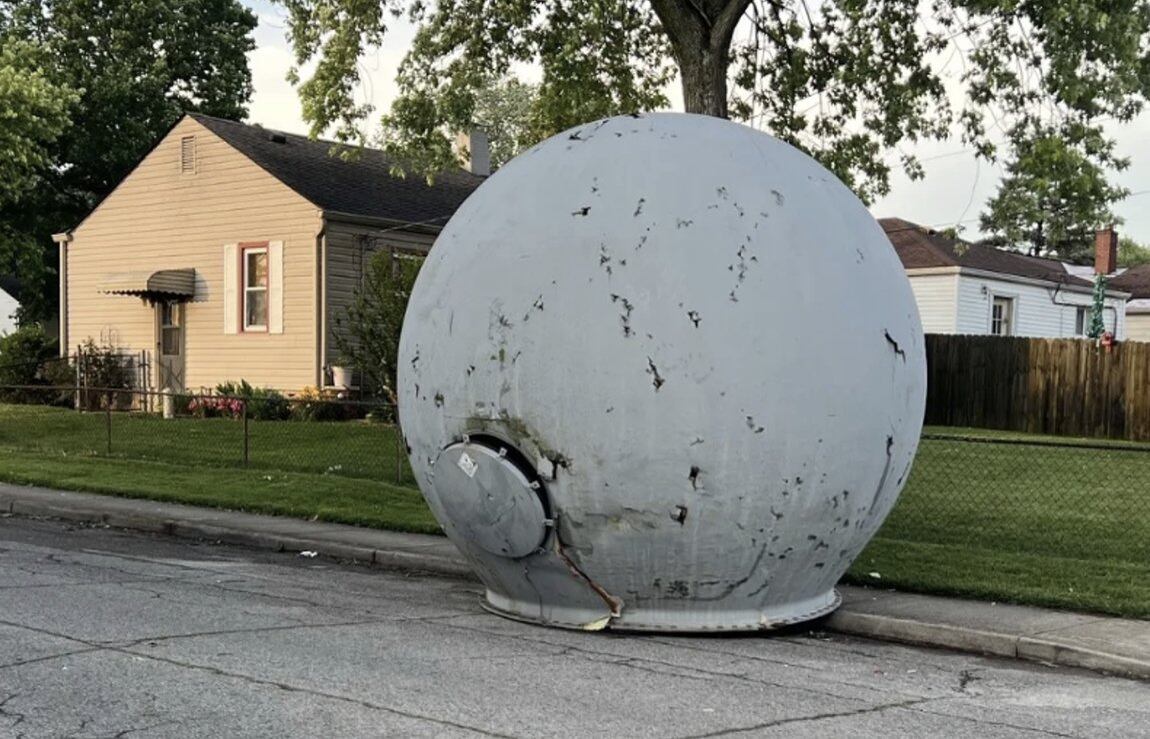 Imagens divulgadas pela imprensa local mostram a cúpula danificada no meio da rua
