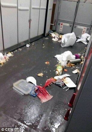 Imagens mostram comida por todo o chão da aeronave
Medo de voar? Saiba quais são as companhias aéreas mais seguras do mundo
