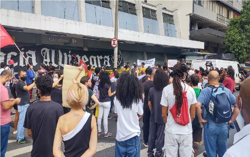 Ato é em frente ao Carrefour da rua dos Guajajaras