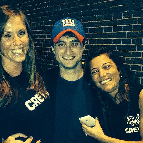 Daniel Radcliffe, bem feliz, numa cafeteria em Amsterdã
