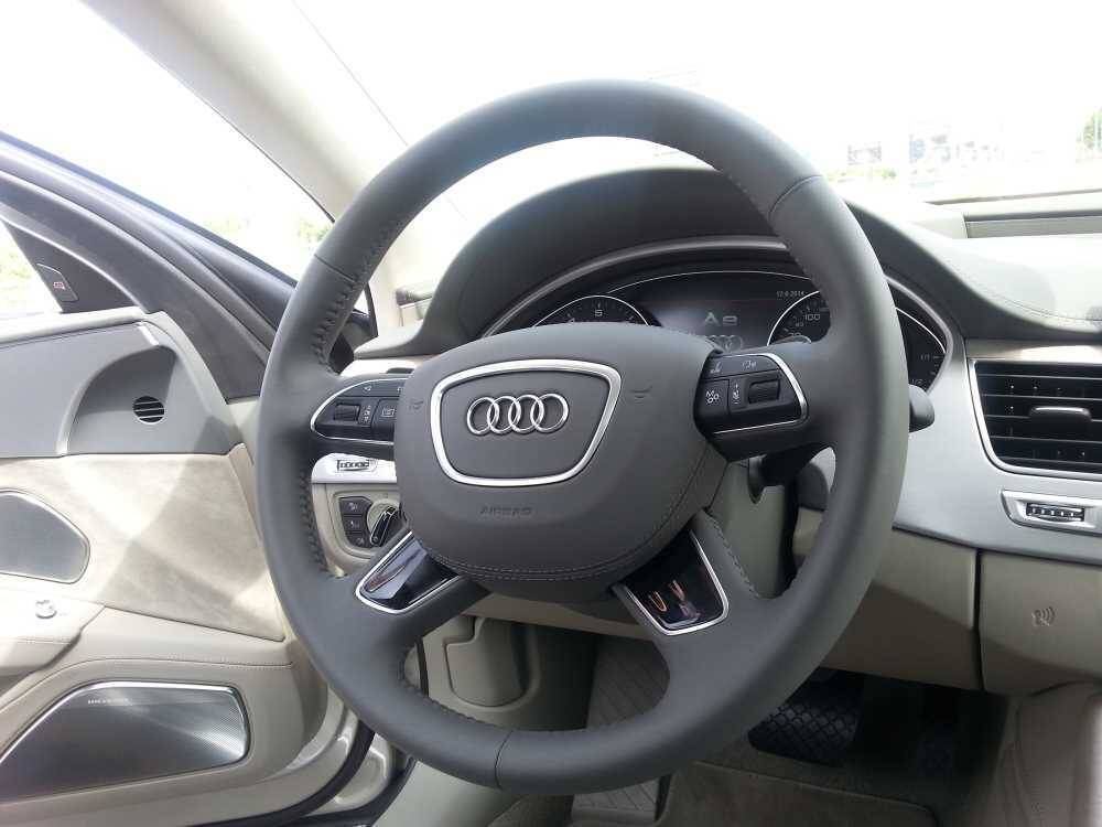 



O comando da máquina não é uma posição menos cômoda, já que diversos
recursos tecnológicos facilitam o trabalho do
motorista. O modelo dispõe de um sistema que monitora a distância de outros
veículos e pode tomar medidas automáticas de prevenção, como redução de
velocidade e até a parada total, caso perceba risco de colisão
