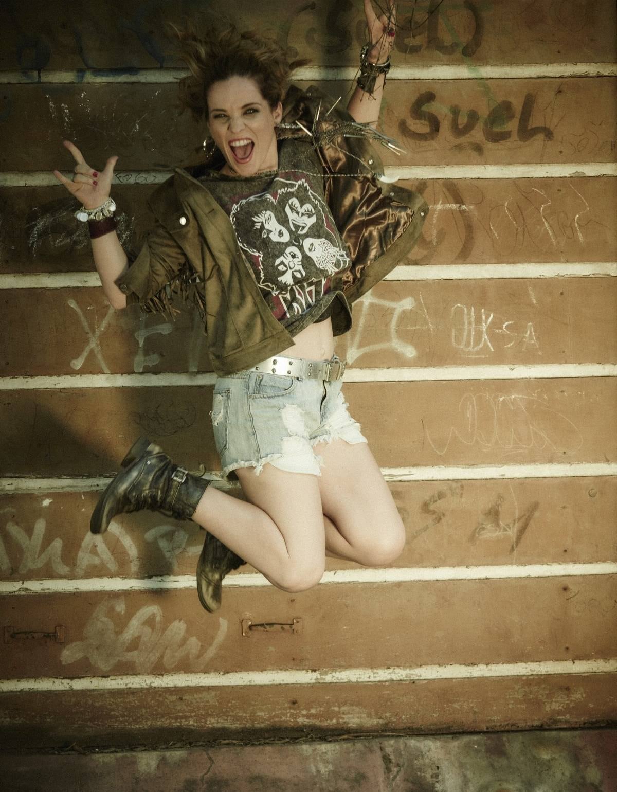 A atriz posou toda estilosa encarnando uma roqueira