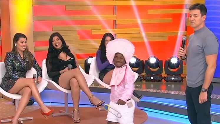 Cansado de ouvir as cantadas dos participantes, ele resolveu mostrar como se faz e surpreendeu a mulherada com seu xaveco