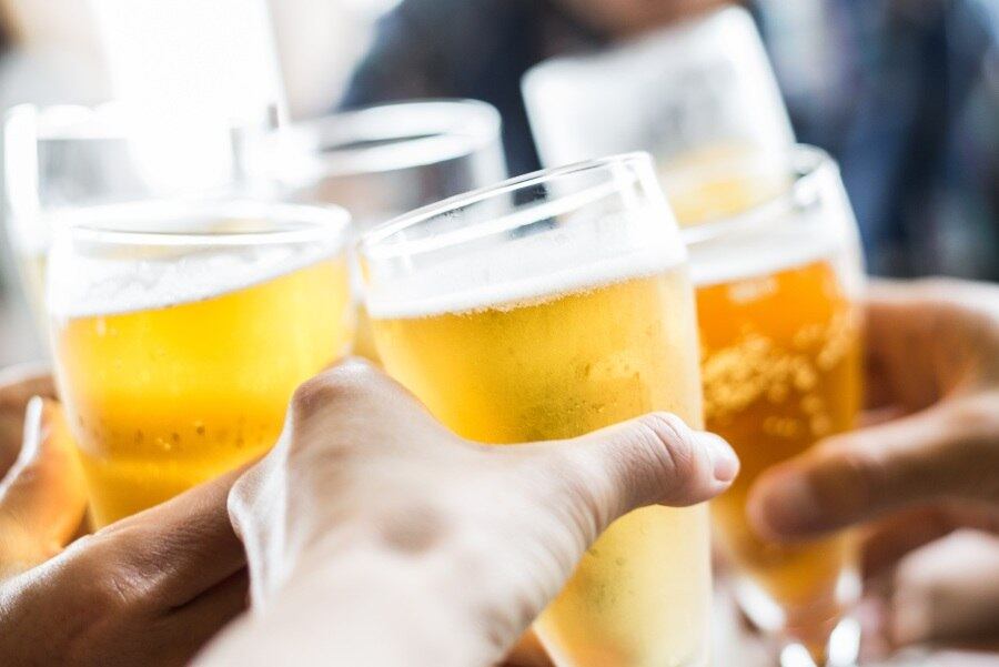 Bebida predileta do brasileiro, a cerveja no bar (fora de casa) ficou 1,05% mais cara em 2016. Ou seja, praticamente não subiu
