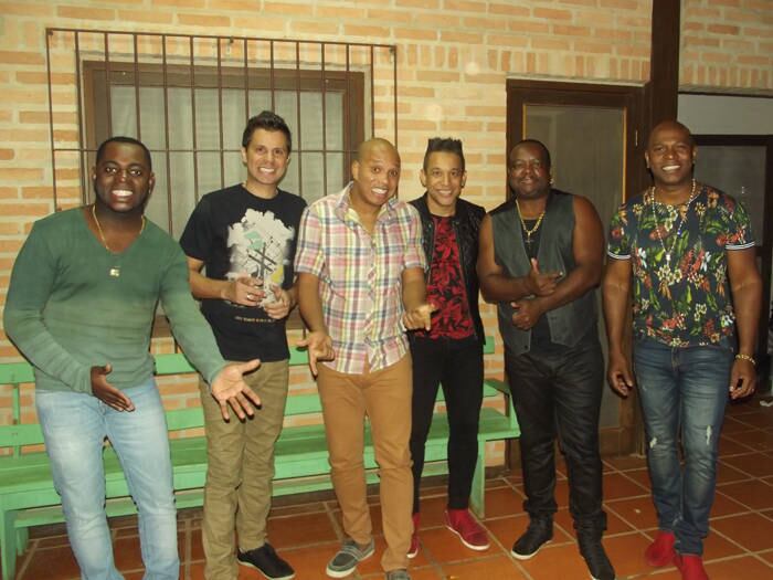 Grupo Molejo posa com estilo na foto