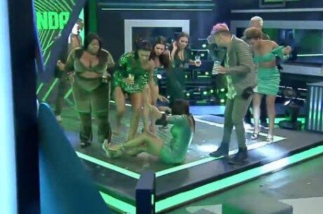 Os dias não estão muito fáceis para Tays. Após viver momentos emocionantes na formação da sétima Roça do reality, a peoa escorregou e levou um tombo daqueles logo no começo da festa. Cuidado, cantora!