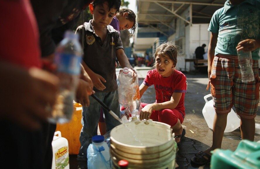 "Eu sou uma criança apenas na idade e na aparência", diz Ezadine, de 9 anos, com naturalidade. "Mas em termos humanos, eu não sou. No passado, alguém de 12 anos era considerado jovem, mas não agora. Agora, aos 12 anos, você deve se juntar à jihad."

Ezadine se parece com qualquer criança da idade dele. Mas ele é um refugiado em um campo no sul da Turquia, local com forte presença do Exército de Libertação da Síria, e seu irmão adolescente que já se juntou aos combates do outro lado da fronteira