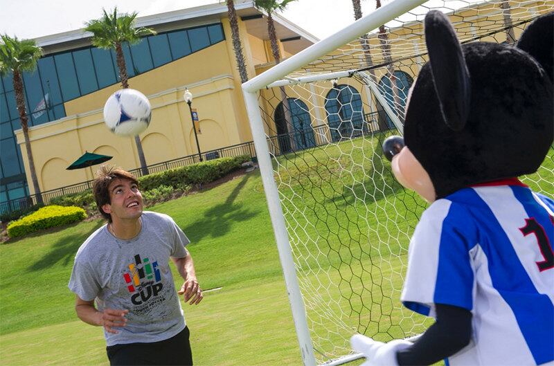 Kaká também apareceu por lá com a mulher e os filhos e aproveitou para bater uma bola com o Mickey