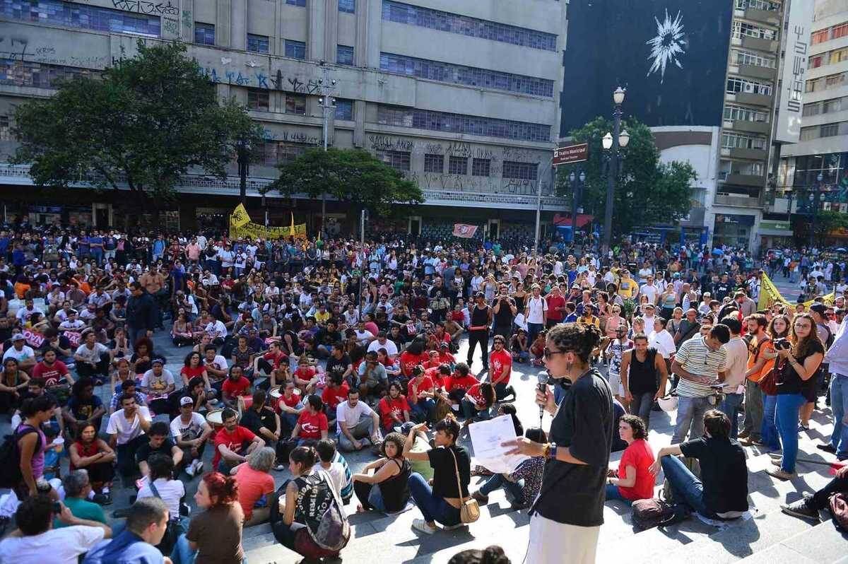 Os manifestantes se reuniram, por volta das 17h, em frente ao Teatro Municipal, no centro da cidade, onde realizaram assembleia para decidir o percurso do ato. A polícia calcula que cerca de 2.500 pessoas estiveram presentes. Já os organizadores falam em 30 mil