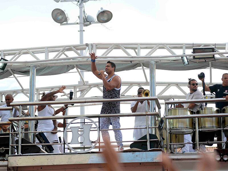 Nesta terça-feira (24), o Harmonia do Samba voltou a animar os foliões do bloco Meu e Seu no circuito Dodô, na orla de Salvador