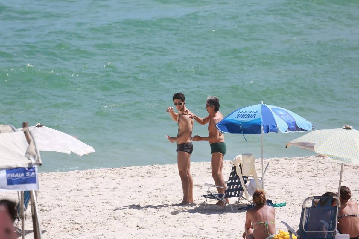 Emiliano D'Avila mostra atributos físicos em dia de praia no Rio