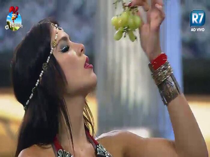Débora Lyra sabe sensualizar até comendo uma uva