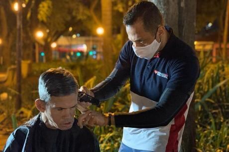 Voluntários ajudam também com roupas e corte de cabelo