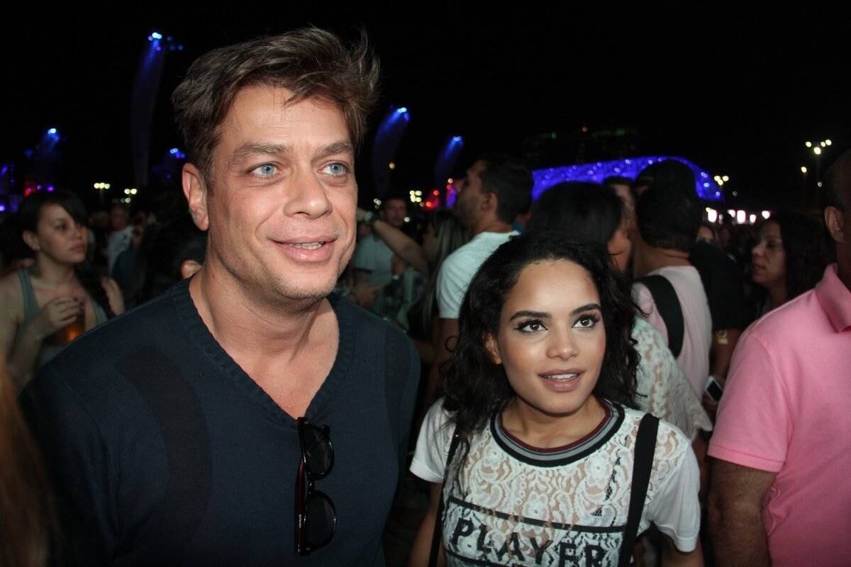 Ator assume namoro com Carol Macedo