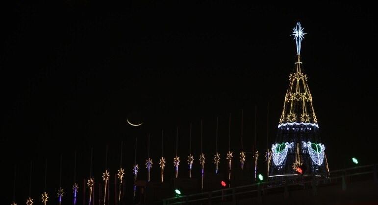 Árvore de Natal da Lagoa é reinaugurada em solo firme e tem 32 m de altura