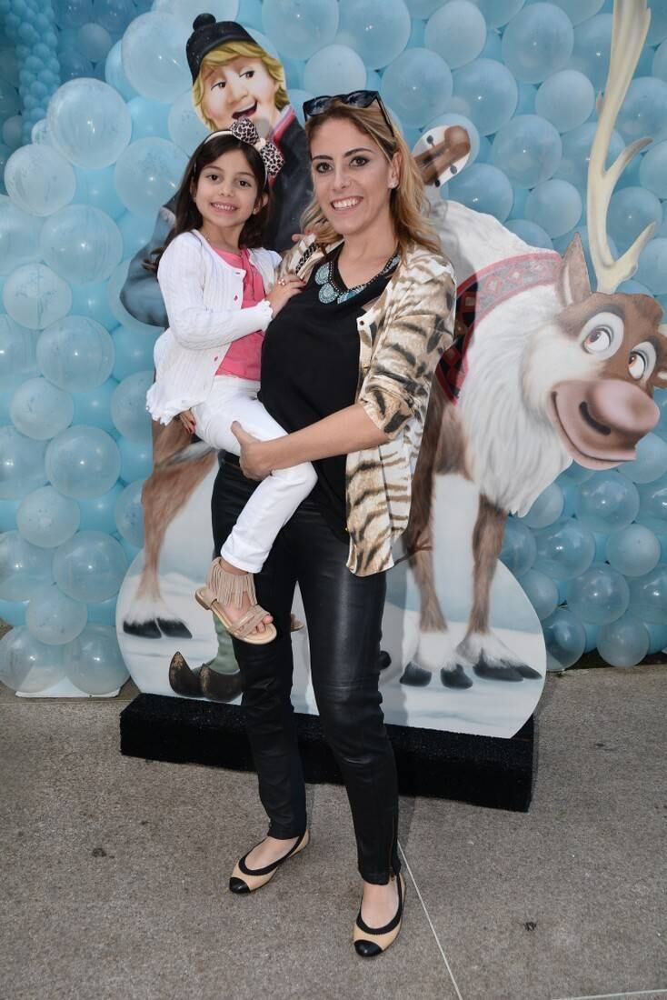Daniela Zurita, ex-mulher de Edu Guedes, com a filha Maria Eduarda