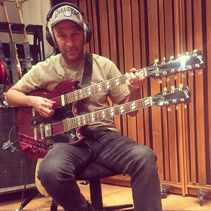 Tom Morello tocou em bandas famosas e tem um trabalho solo