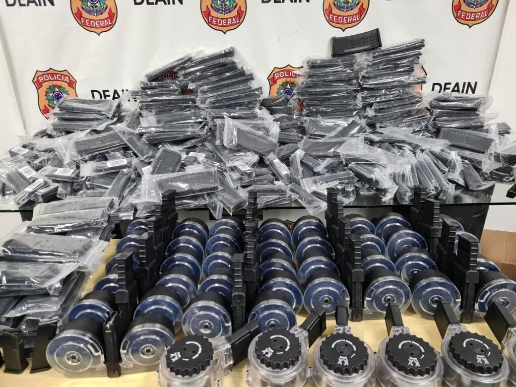 Polícia Federal e Receita Federal apreendem carregadores de fuzil e pistola