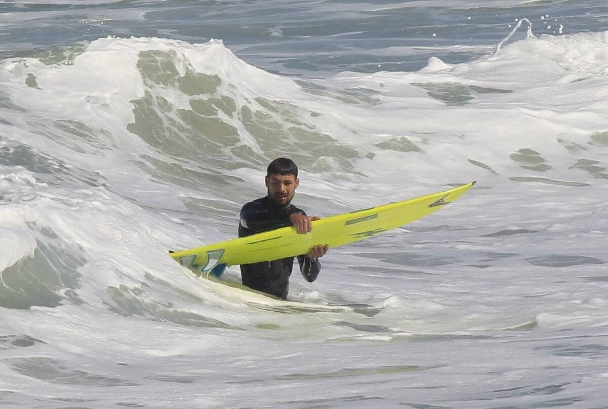 Cauã Reymond é fotografado em dia de surfe no Rio