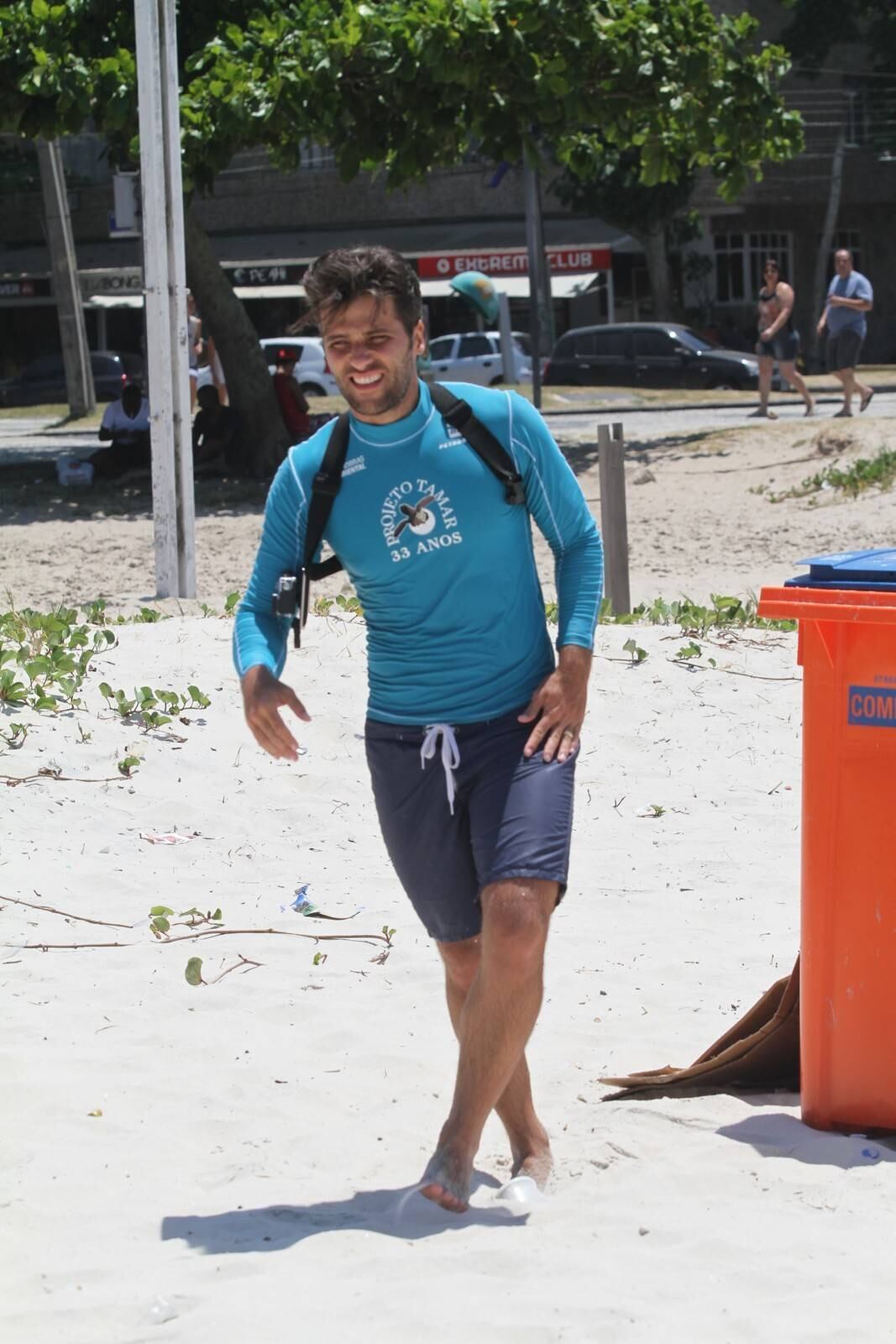 Bruno Gagliasso e Ricardo Pereira praticam stand up paddle na praia da Barra da Tijuca, no Rio