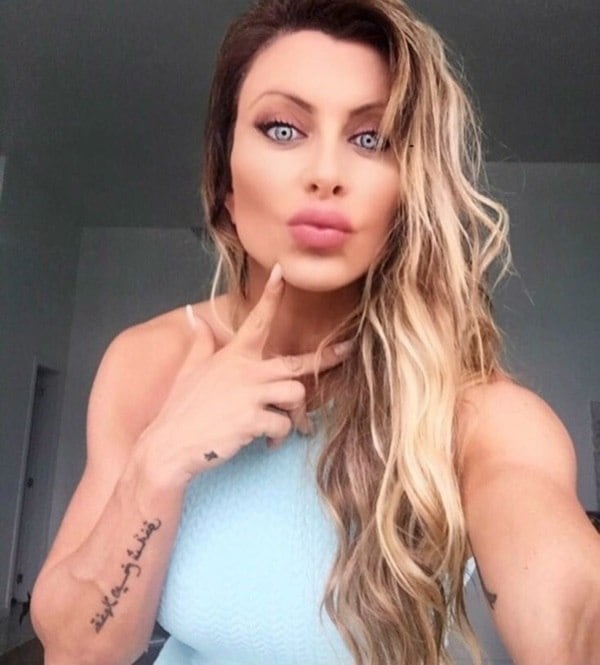 A tatuagem faz com que a boca pareça estar com um batom bem clarinho, como se fosse um brilho labial.

— E é possível usar outros batons normalmente 
