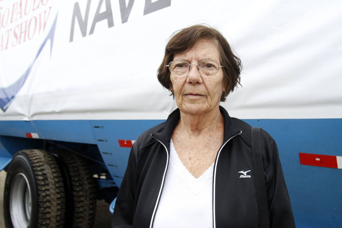 A mãe de Gilberto, dona Marlene Mattos, de 80 anos, foi, certamente,
a pessoa que mais se emocionou durante o passeio. Ela que também estava no
ônibus, com capacidade para 29 pessoas, nadava no mesmo rio, hoje poluído, na
década de 40 e conta como era o Tietê antigo.
— Eu vinha para cá sempre. Foi aqui que eu
aprendi a nadar, na época eu tinha 10 anos, depois fui para o remo. Além disso,
eu lembro que tinha barcos que passavam por aqui e também muita gente pescando