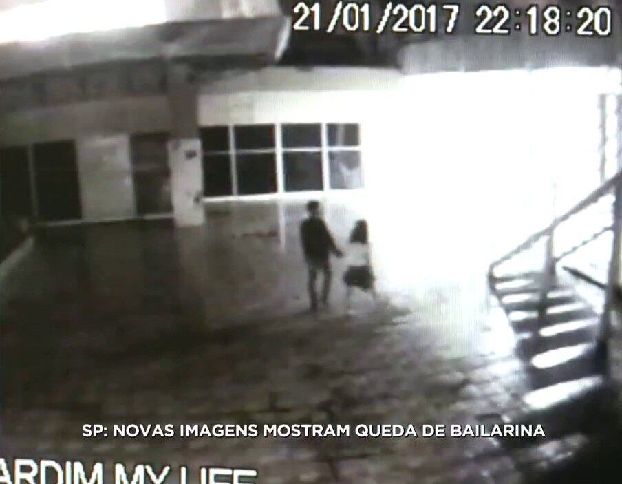 Imagens
do dia do acidente mostram a bailarina caminhando de mãos dadas com o rapaz
pelo saguão da galeria metrópole, no centro da capital. Ele pula o bloqueio da
escada enquanto ela passa por debaixo. Em seguida os dois sobem
