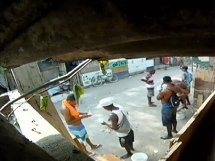 Os usuários, desesperados, consomem a drogo no mesmo lugar onde comprar. Assista ao vídeo!