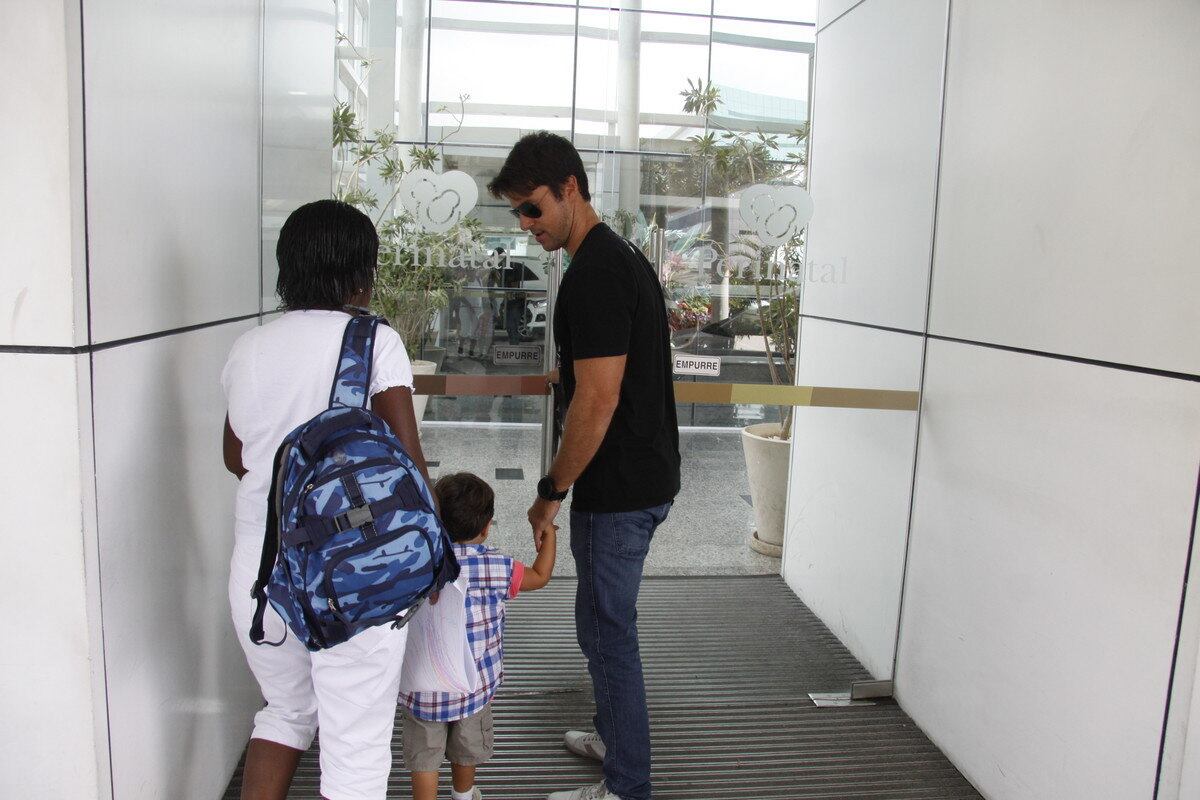 Os dois chegaram à maternidade acompanhados pela babá da família, que levava uma mochila