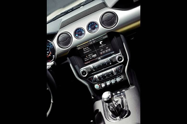 O equipamento inclui tela tátil no painel, Bluetooth, entradas auxiliar e USB, navegador GPS e várias funcionalidades