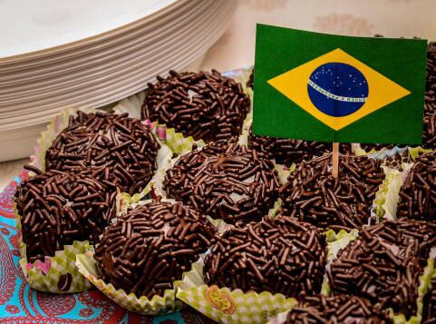 Você já sabe fazer brigadeiro de colher? Essa delícia, que até algumas crianças sabem preparar, quebra um galho na hora da larica por doces. Aprenda a fazer
