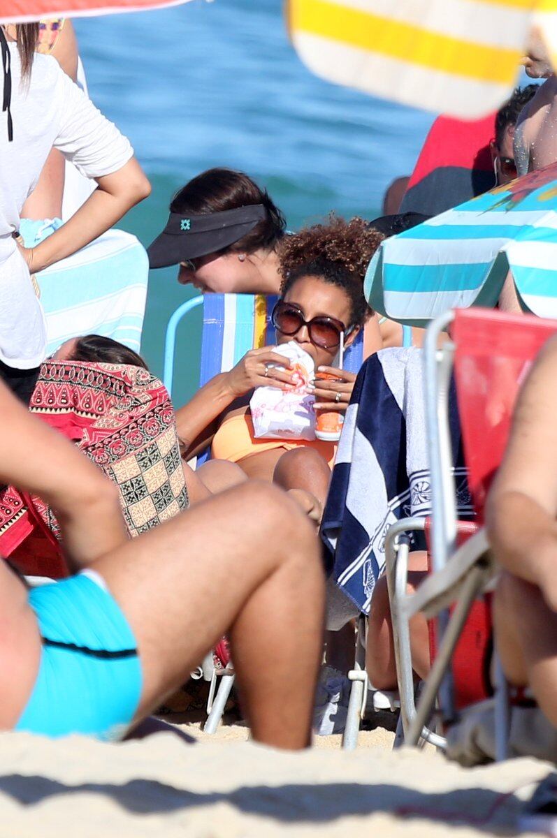 Sheron Menezes exibe corpão em dia de praia com os amigos no Rio de Janeiro