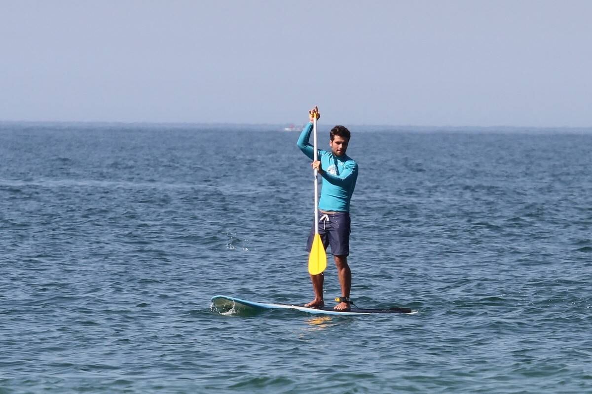 Bruno Gagliasso e Ricardo Pereira praticam stand up paddle na praia da Barra da Tijuca, no Rio