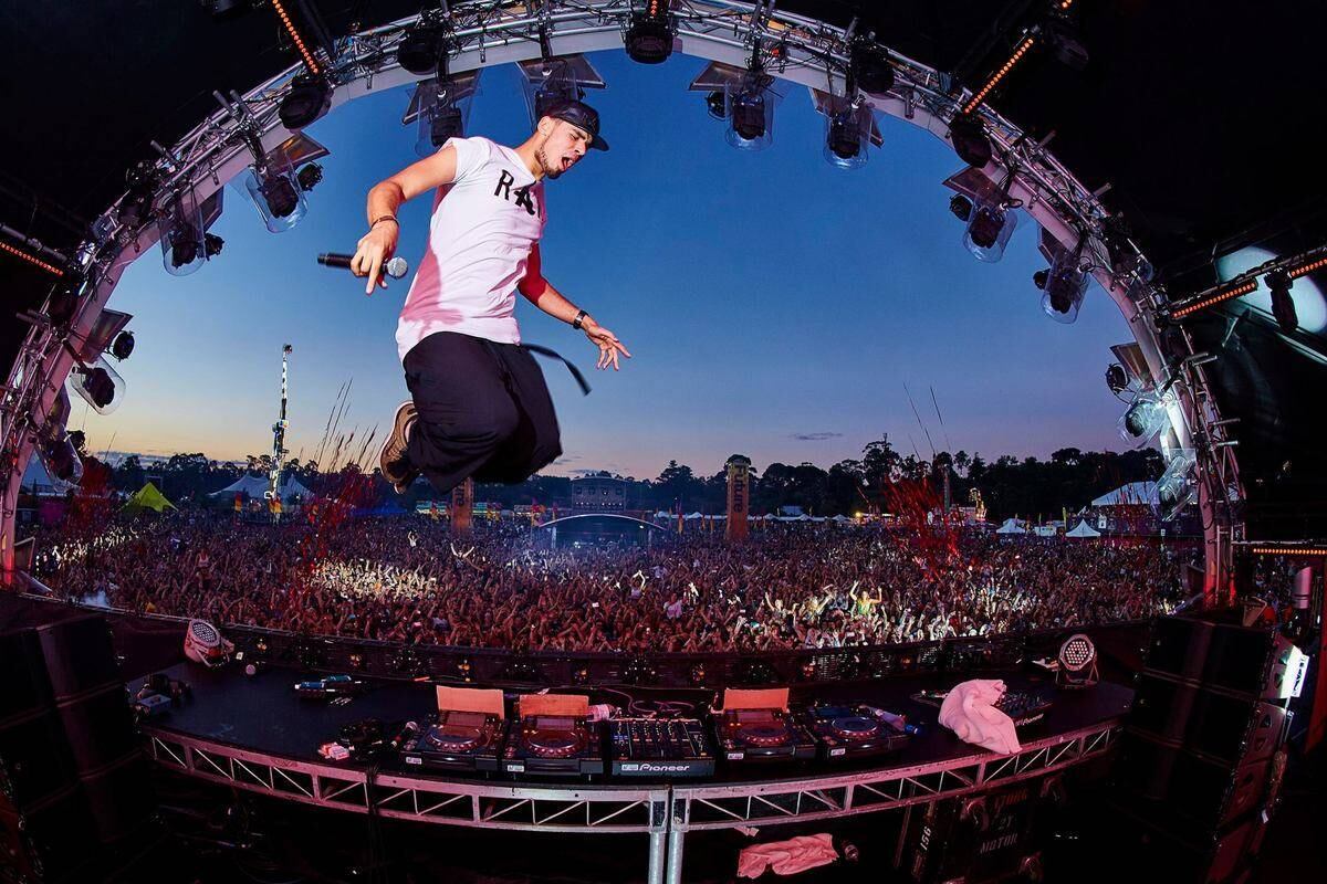 Afrojack
Nick van de Wall, mais conhecido como Afrojack, é um DJ holandês que mistura o pop com batidas eletrônicas e já conquistou seu espaço no mundo da EDM. O lado performático dele também faz sucesso com os fãs, que vão à loucura com suas artimanhas no palco. Ten Feet Tall é um dos sucessos dele 


