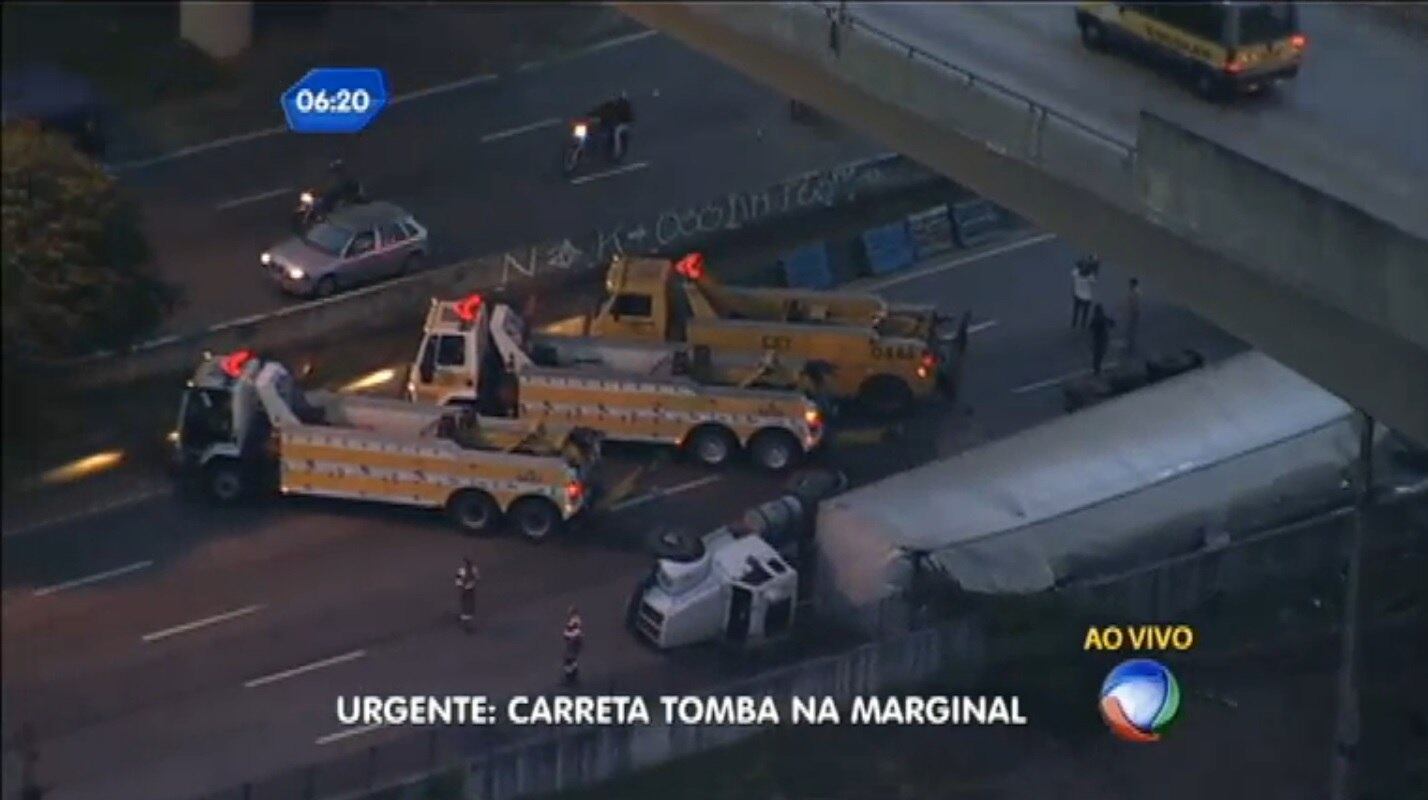 A CET (Companhia de Engenharia de Tráfego) orienta os motoristas a utilizarem a pista local