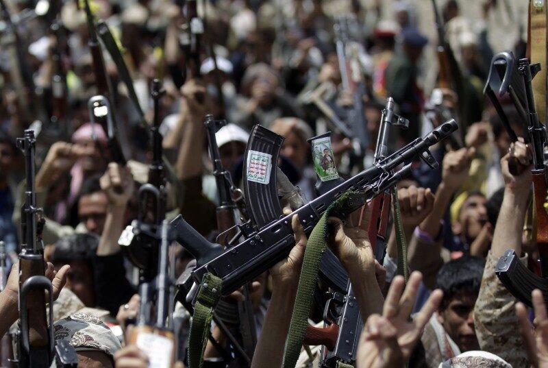 Partidários do grupo xiita Houthi
mostram suas armas durante protesto em Saná, capital do Iêmen. O grupo tem
feito várias manifestações nos últimos dias, algumas das quias terminaram em
confrontos violentos com forças de repressão do governo