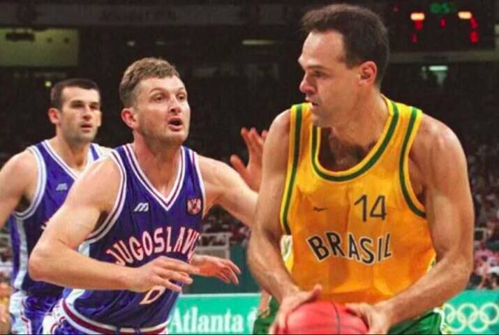 Se quiser superar a maior pontuação da história do basquete mundial, LeBron terá que correr atrás de um brasileiro. Isso porque Oscar Schmidt detém a marca de incríveis 49.737 pontos ao longo da carreira.