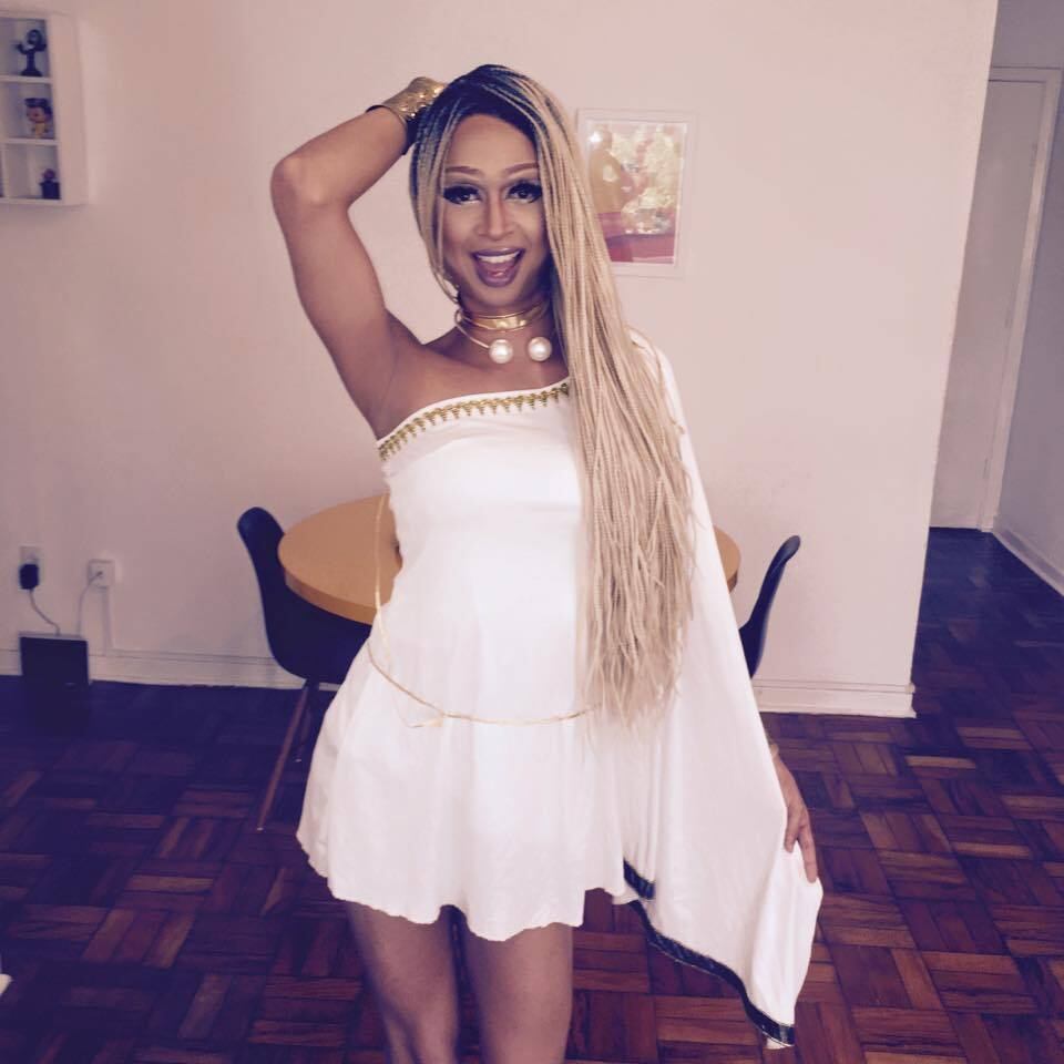 "Bom Lia". É assim que se apresenta a drag queen Lia Clark, que chegou de mansinho, roubou a cena em festas pelo Brasil e também travou a internet com a música Trava Trava, sucesso que já ultrapassou grandes hits como Paredão Metralhadora, da banda Vingadora, e Baile de Favela, do MC João, nas paradas.

Com bom humor, muita atitude e uma canção chiclete poderosa, Lia já é uma das apostas para bombar ainda mais no cenário nacional. Até os famosos já estão de olhos e ouvidos bem atentos para o poder dela, tá? O R7 conversou com Lia sobre o sucesso, o destaque das drags no mundo do entretenimento e até sobre o que a deixa completamente travada. Veja a seguir!

Acesse o R7 Play e assista à programação da Record quando quiser
