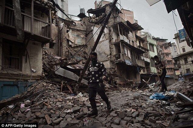 Milhares de vítimas
ficaram desabrigadas por causa do devastador terremoto de magnitude 7,8 na
escala Richter, que tirou a  vida de pelo
menos 4.000 pessoas, embora se tema que o número possa chegar a 10 mil mortos
