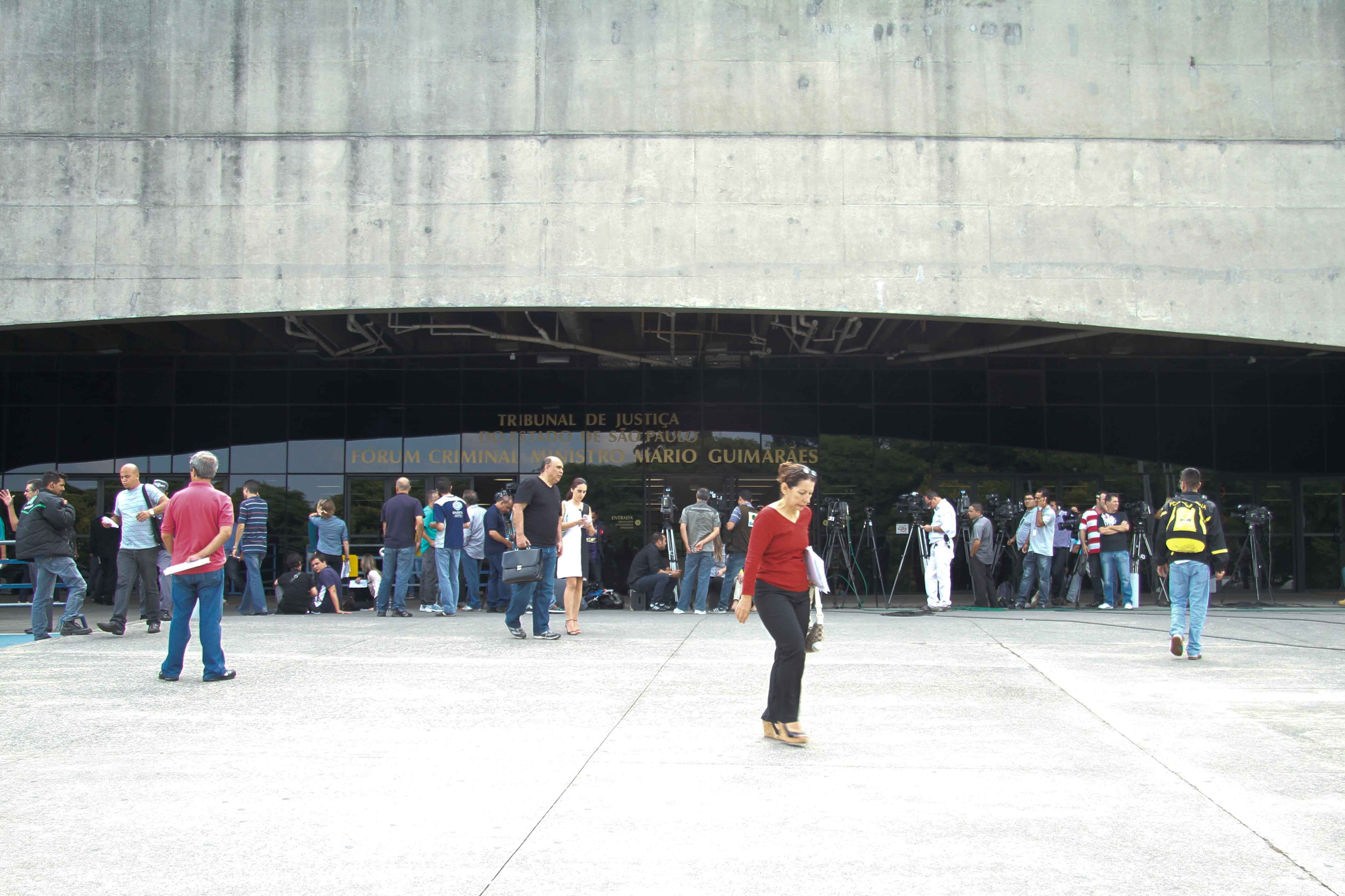 Julgamento estava previsto para começar no Fórum da Barra Funda, zona oeste de São Paulo, às 13h desta segunda-feira (5). Porém, por volta das 16h, juiz ainda discutia pontos com defesa e promotoria