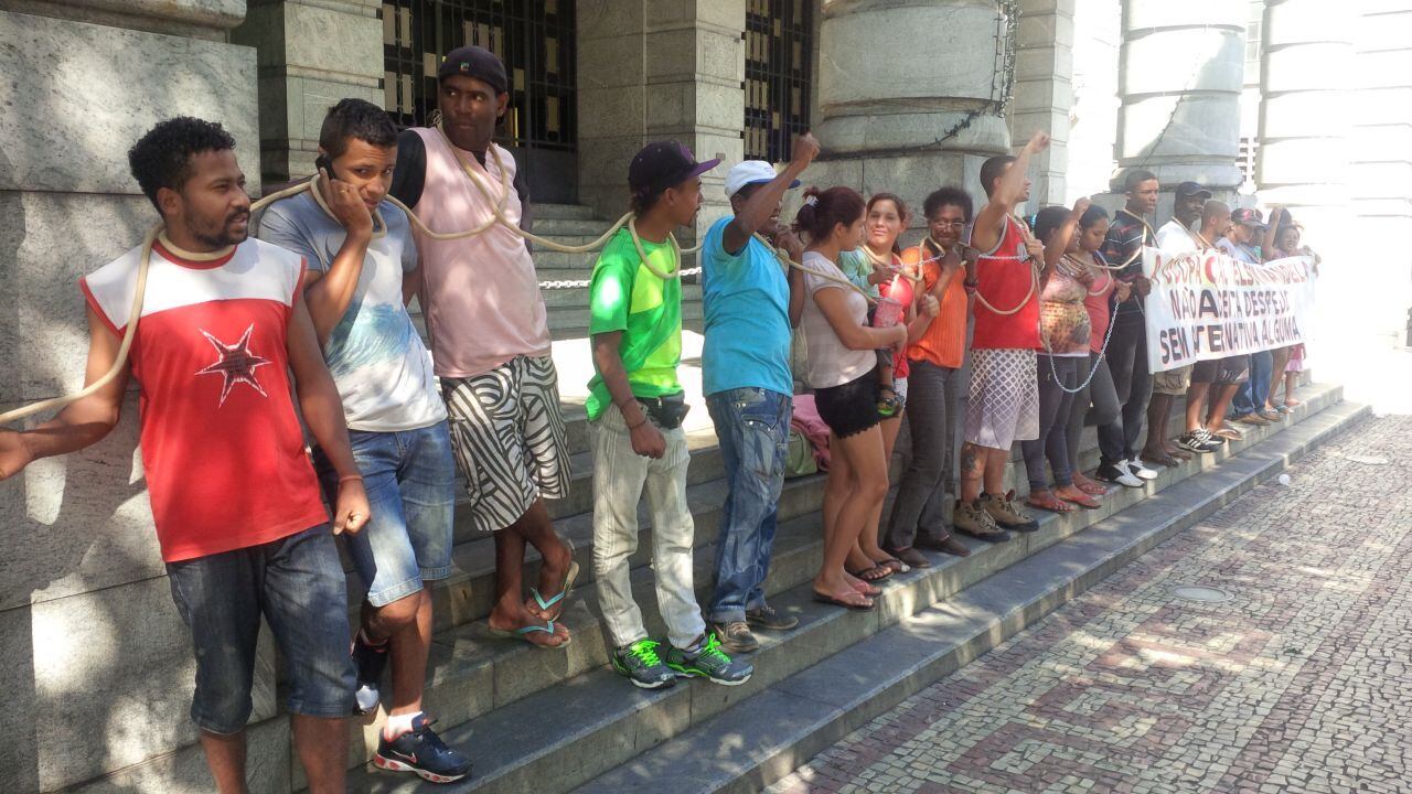 Moradores se acorrentaram na porta da Prefeitura da BH