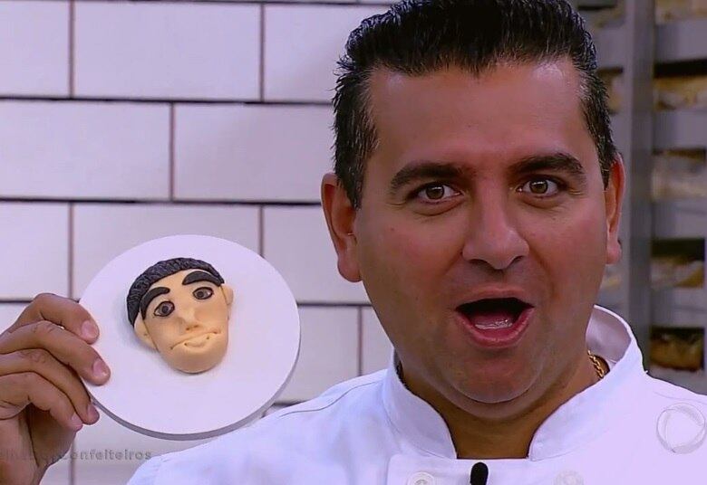 "Eu preferia que você nem olhasse", alertou Ícaro enquanto caía na risada. Buddy fez questão de posar com o trabalho: "Estou parecendo um vilão de filme"