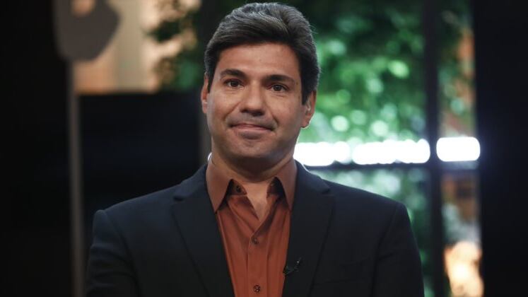 Ousado e brincalhão na cozinha, o chef Felipe Bronze se juntou aos participantes durante uma prova do Top Chef Brasil 3 e sentiu na pele como é cozinhar sob pressão em um reality. Na disputa contra a equipe liderada por Emmanuel Bassoleil, Bronze levou a melhor e também se divertiu muito; relembre!